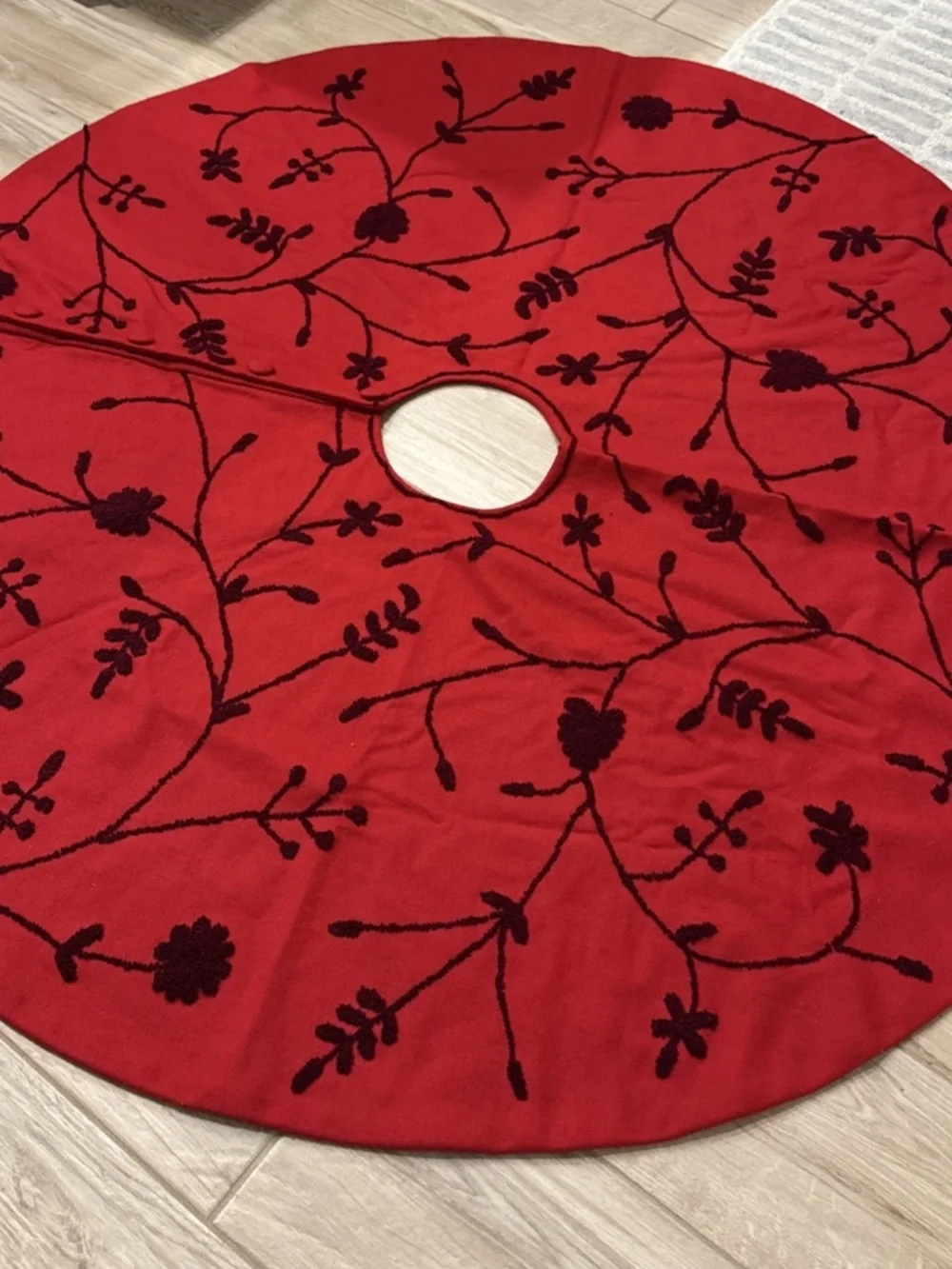 Vintage Classic Crate & Barrel ARCADIA Cranberry Christmas Tree Skirt 54